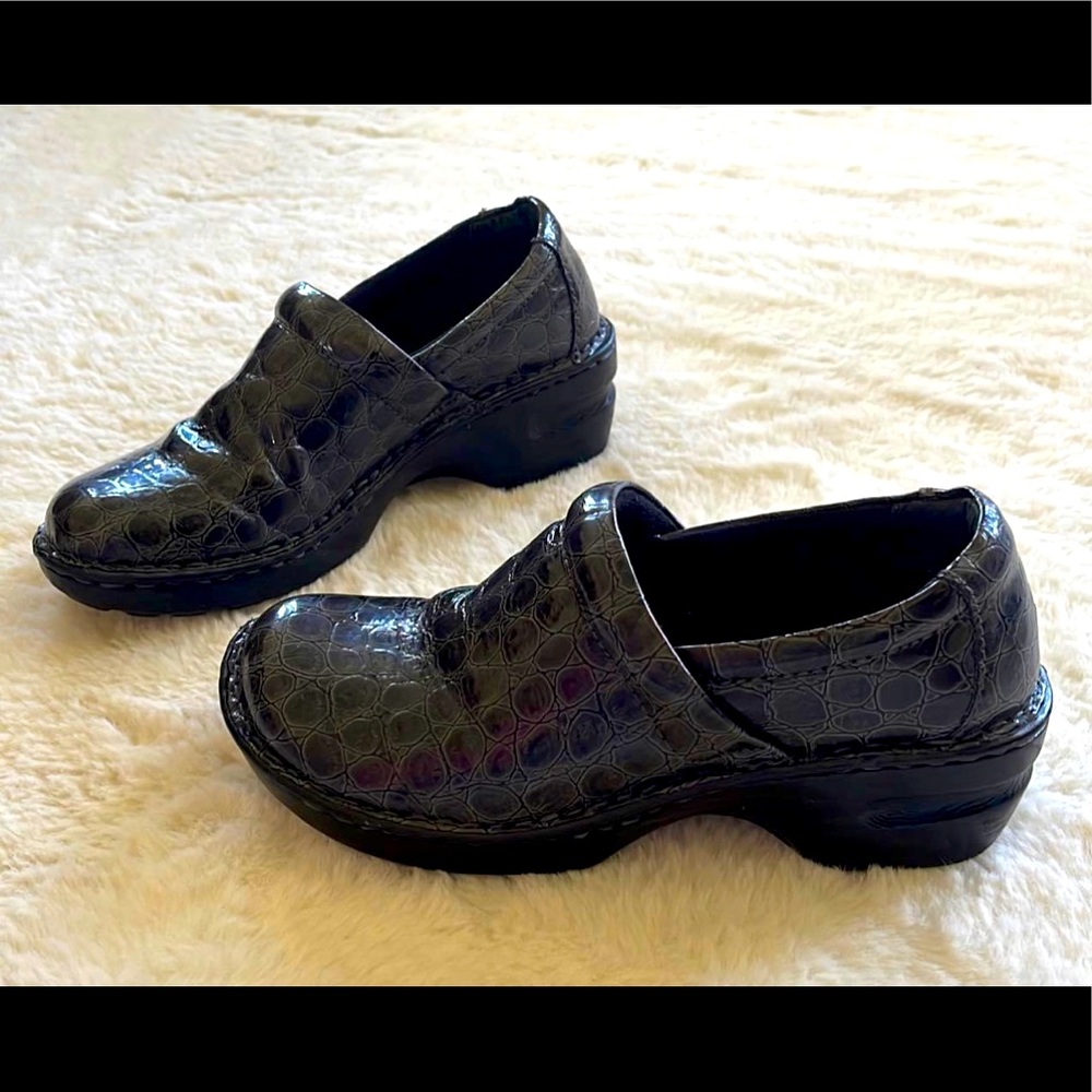 B.O.C womens size 7 clogs